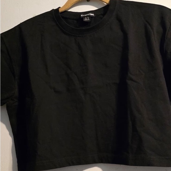 PrettyLittleThing Black Short Sleeve Crop Top - Picture 3 of 13
